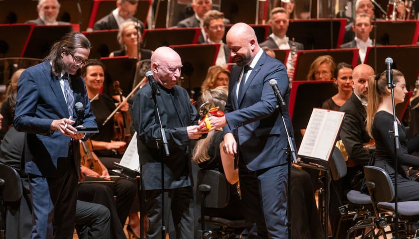 Dyrygent Christoph Eschenbach na scenie NFM odbiera klucze do bram miasta z rąk prezydenta Jacka Sutryka