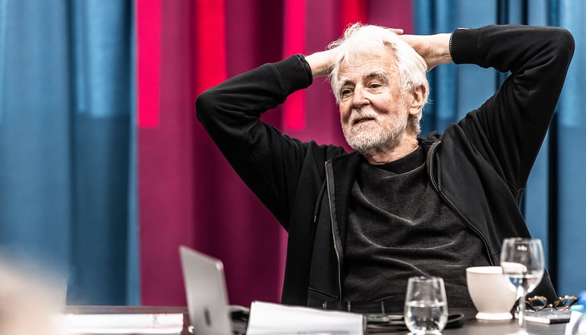 Krystian Lupa podczas prób do spektaklu „Elżbieta II”