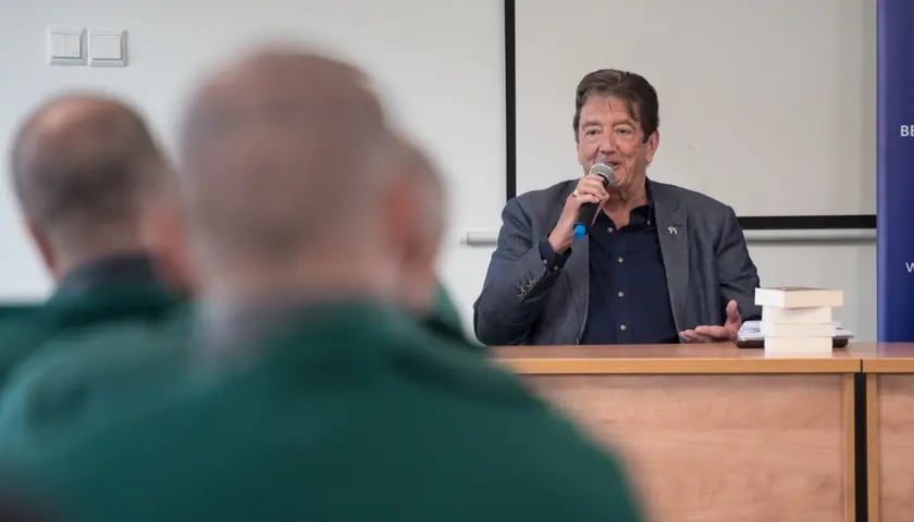 Powiększ obraz: Graham Masterton na spotkaniu z pensjonariuszami więzienia w Wołowie