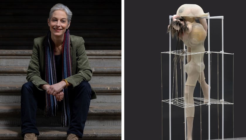 Po lewej: Dorothee Brill (kuratorka); po prawej: artystyczny obiekt z motywem ciała ludzkiego i suszarki na pranie