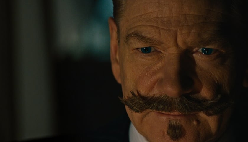 Na zdjęciu aktor Kenneth Branagh z podkręconymi wąsami w roli Poirota