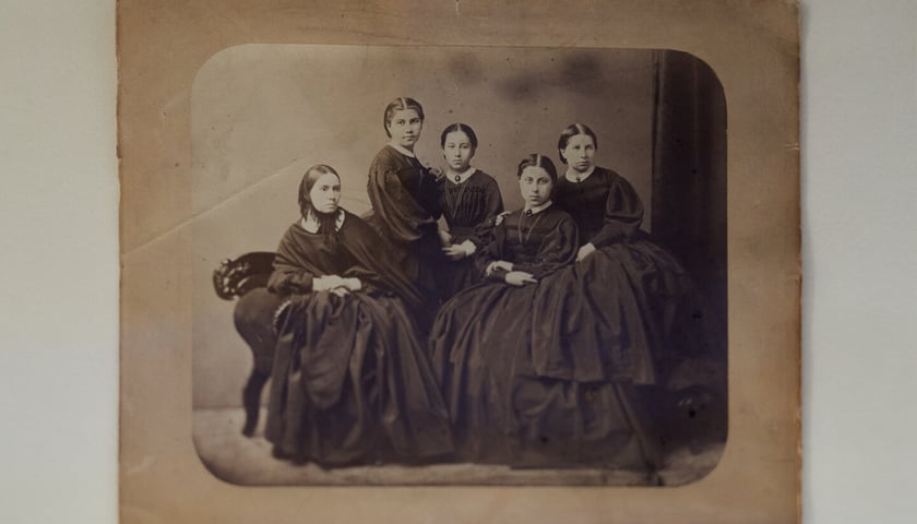 <p>Emilia ze Szwarc&oacute;w Heurichowa z c&oacute;rkami (od lewej): Teodorą, Heleną, Julią i Emilią, lata 60. XIX w. Wystawa &bdquo;Czarna sukienka. Patriotki w walce o wolność&rdquo;&nbsp;</p>