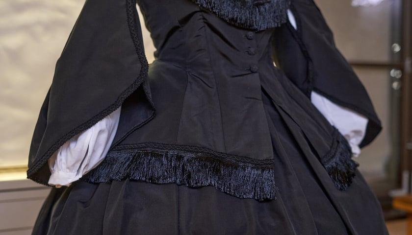 Powiększ obraz: <p>Czarna suknia wiktoriańska, ale z polskimi akcentami, m.in. baskinką. Wystawa &bdquo;Czarna sukienka. Patriotki w walce o wolność&rdquo;&nbsp;</p>