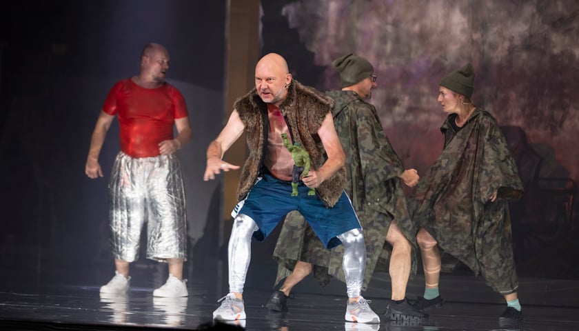 Odyseusz (Tomasz Maśląkowski) w jednej ze scen pierwszej w sezonie premiery Wrocławskiego Teatru Lalek