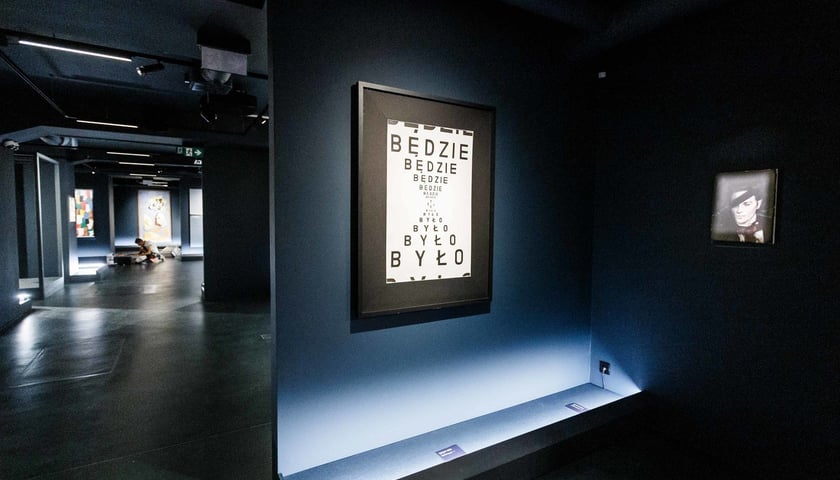 <p>Krupa Art Foundation (Rynek 27/28) &ndash; nowy adres dla wielbicieli wsp&oacute;łczesnej sztuki &ndash; z lewej praca Stanisława Dr&oacute;żdża, z prawej Łukasza Stokłosy</p>