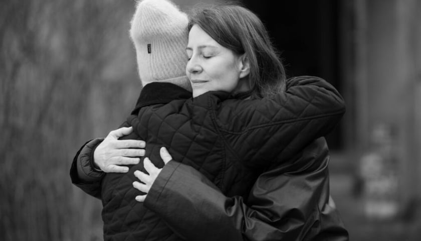 Maja Ostaszewska jako Natalia tuli inną osobę. Kadr z filmu "Zielona granica" 
