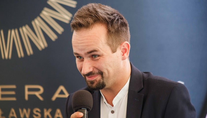 Powiększ obraz: <p>Adam Banaszak, dyrygent spektaklu</p>