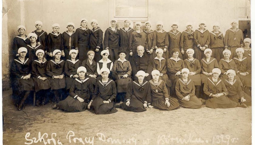 <p>Uczennice&nbsp;Szkoły Domowej Pracy Kobiet</p>