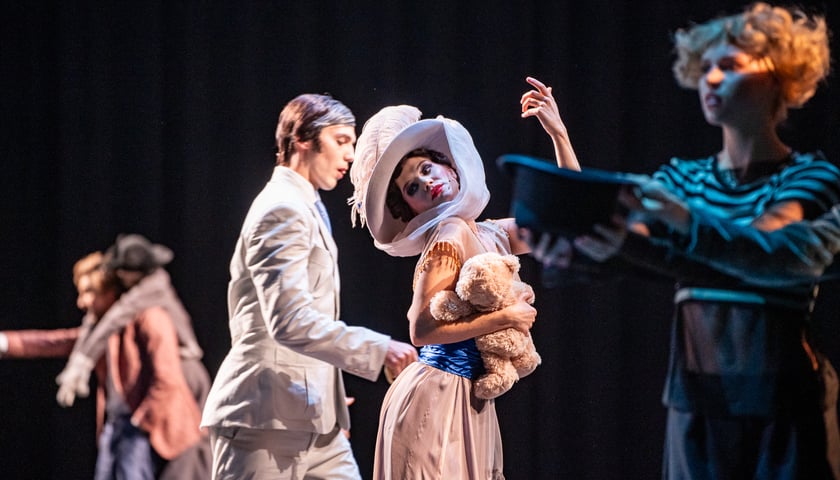 <p>Scena otwierająca musical &bdquo;I statek płynie&rdquo; na scenie Teatru Muzycznego Capitol</p>