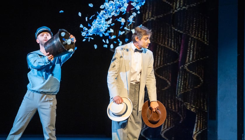 <p>Scena otwierająca musical &bdquo;I statek płynie&rdquo; na scenie Teatru Muzycznego Capitol</p>
