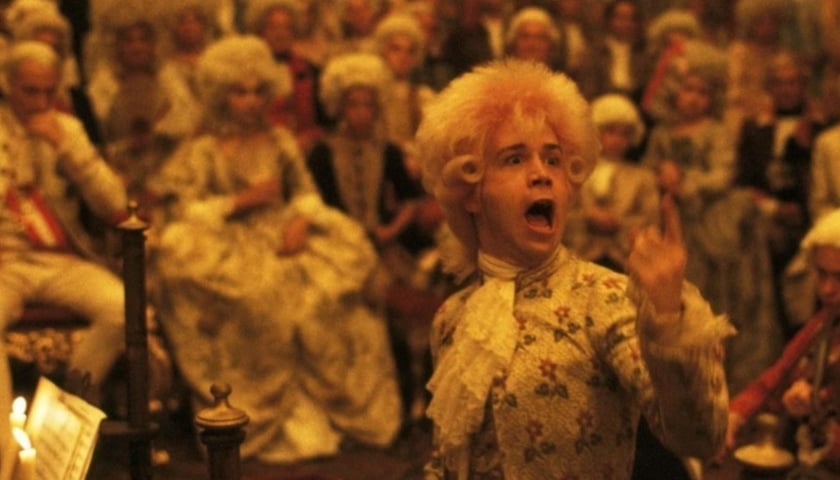 Mozart dyryguje utworem w operze, kadr z filmu „Amadeusz”