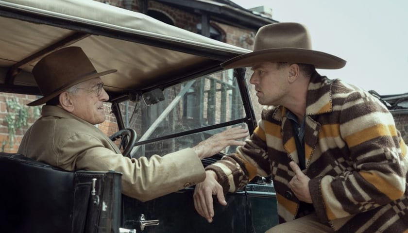 Kadr z filmu "Czas krwawego księżyca". Robert DeNiro (w samochodzie) i Leonardo DiCaprio