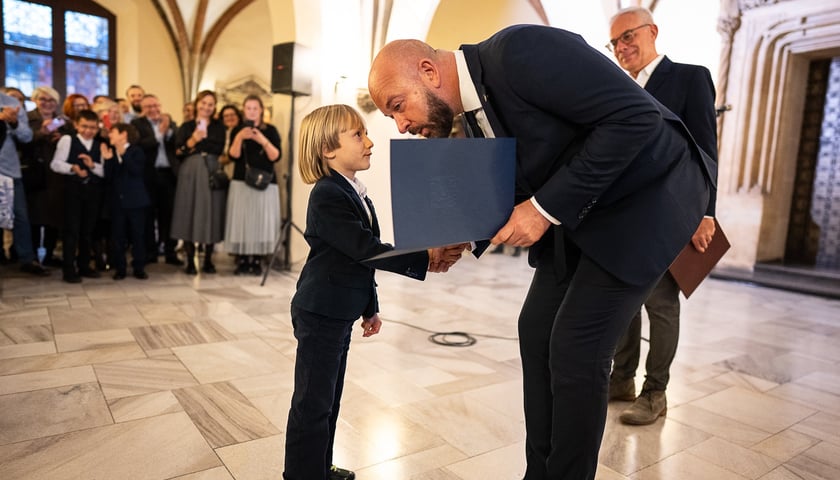 Na zdjęciu młody stypendysta odbiera z rąk prezydenta Jacka Sutryka dyplom w Sali Wielkiej ratusza we Wrocławiu