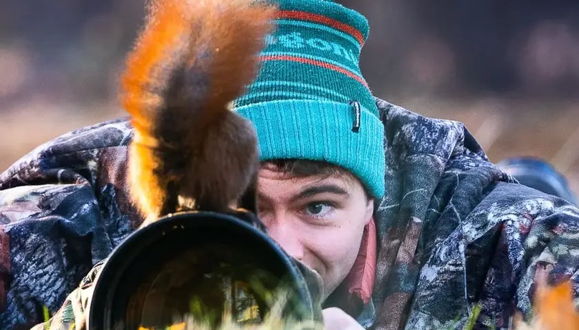 Mateusz Piesiak podczas fotografowania