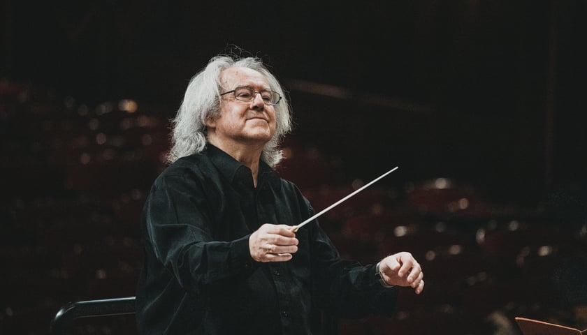 Marek Pijarowski dyryguje orkiestrą
