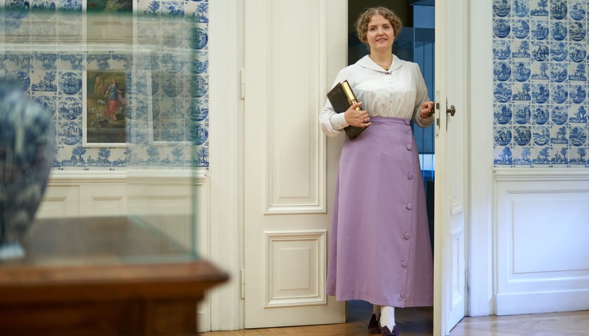 <p>Edyta Herczyńska w słynnym pokoju Beyersdorf&oacute;w w Pałacu Kr&oacute;lewskim we Wrocławiu&nbsp;</p>
