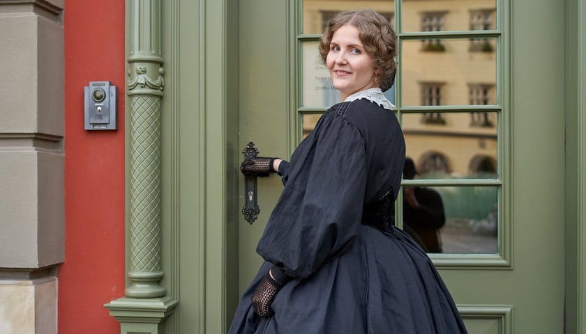<p>Edyta Herczyńska w krynolinie przed wejściem do Muzeum Pana Tadeusza</p>