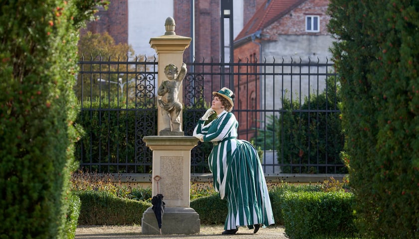 <p>Edyta Herczyńska w ogrodzie Pałacu Kr&oacute;lewskiego we Wrocławiu pozuje w sukni, jaką Panie nosiły ok. 1888 roku</p>