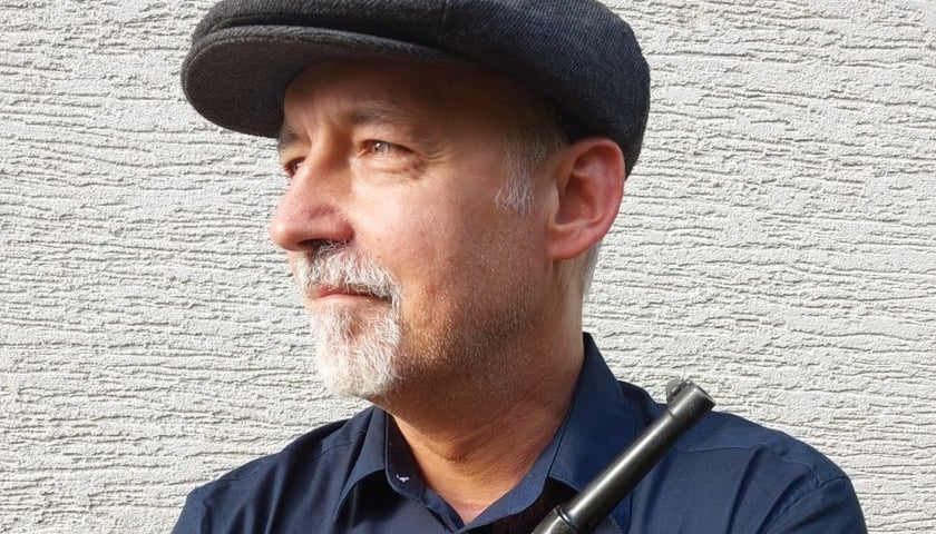 Na zdjęciu nagradzany i poczytny autor kryminałów Tomasz Duszyński z retro pistoletem w dłoni 
