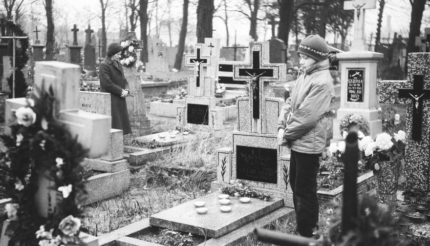 Powiększ obraz: <p>Na cmentarzu, zdjęcie z archiwum Augustyna Czyżowicza z okresu lat 80.&nbsp;&nbsp;</p>