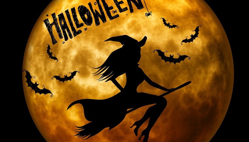 Powiększ obraz: <p>Grafika z czarownicą na miotle na tle księżyca z napisem Halloween</p>