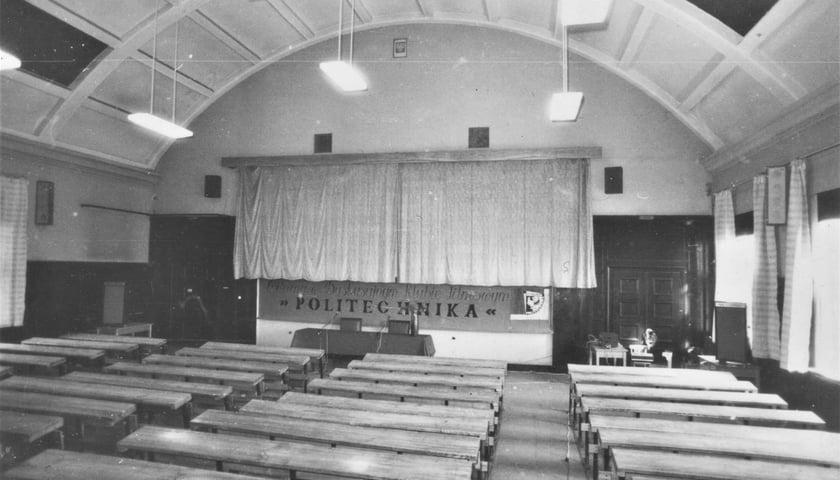 <p>Sala wykładowo-kinowa na Politechnice Wrocławskiej - na początku działalności DKF</p>