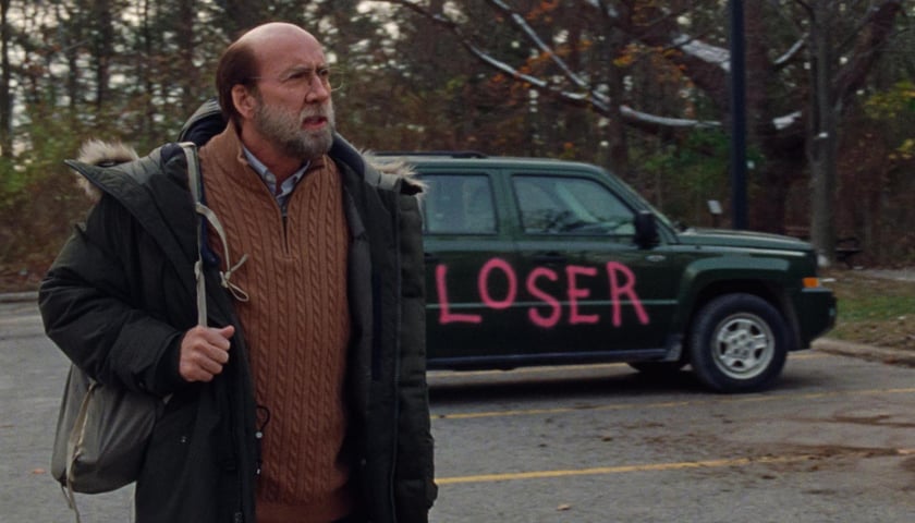 Nicolas Cage na tle samochodu z napisem „Loser”. Życiowy przegryw? Może jednak nie.