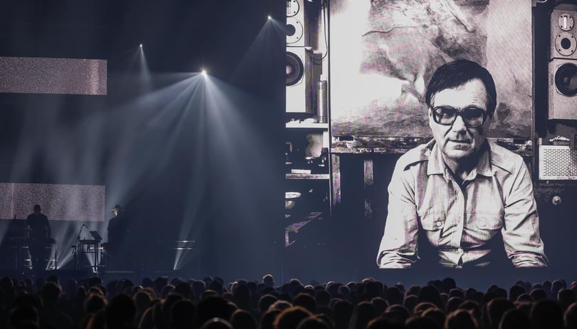 Zdjęcie Zdzisława Beksińskiego wyświetlone na ekranie podczas koncertu w Hali Stulecia