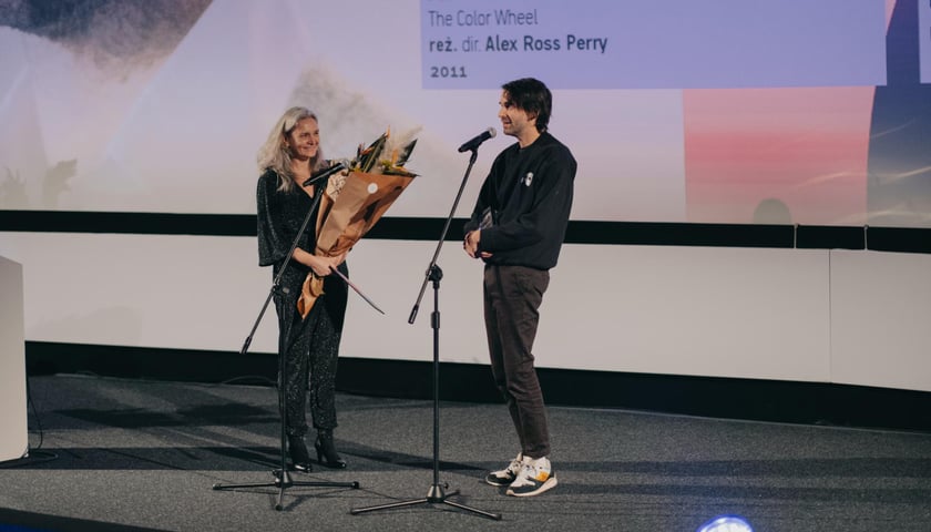 Powiększ obraz: <p>Alex Ross Perry odbiera Indie Star Award z rąk Urszuli Śniegowskiej</p>