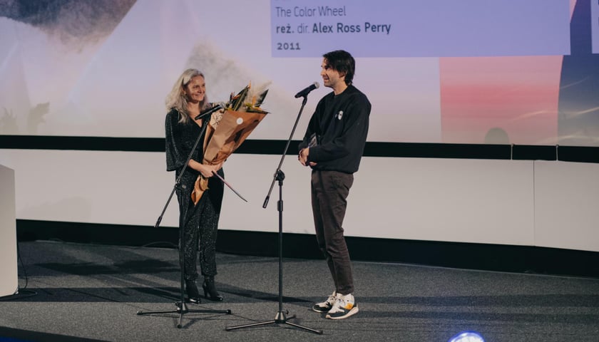 <p>Alex Ross Perry odbiera Indie Star Award z rąk Urszuli Śniegowskiej</p>