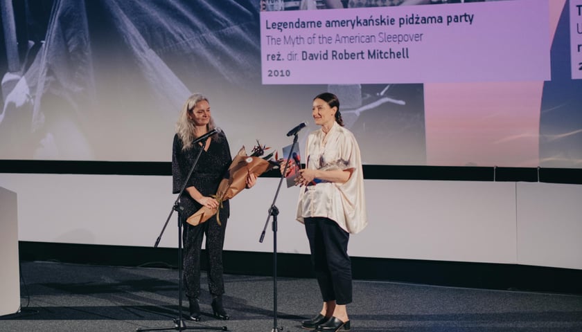 Powiększ obraz: <p>Adele Romanski odbiera Indie Star Award z rąk Urszuli Śniegowskiej</p>