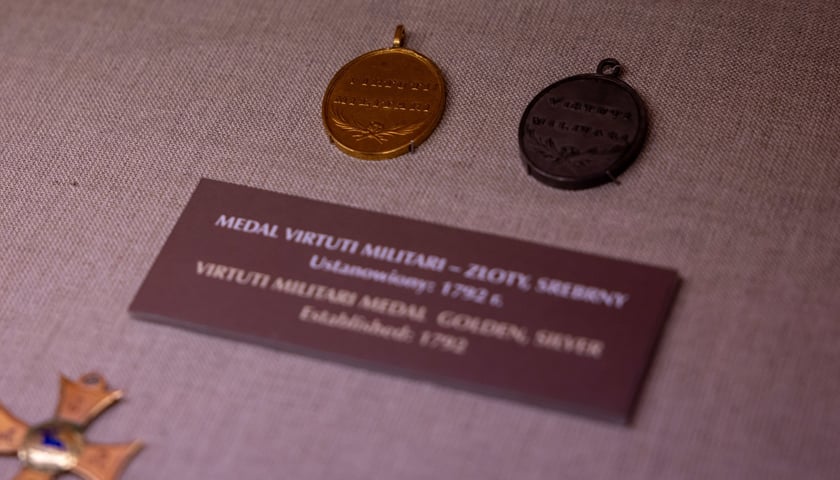 <p>Medal złoty (z lewej) Virtuti Militari</p>