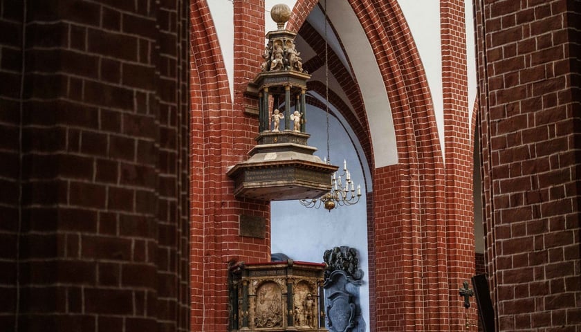 <p>Ambona w kościele św. Marii Magdaleny</p>