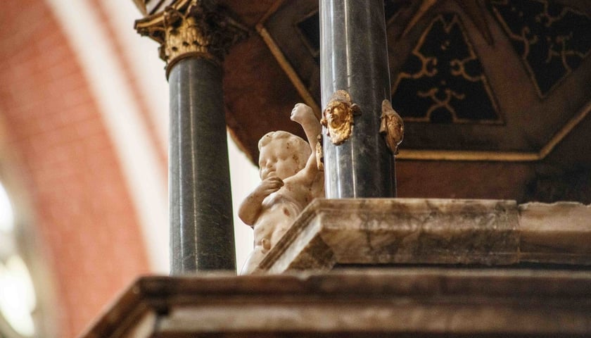 Powiększ obraz: <p>Aniołek na baldachimie ambony w kościele św. Marii Magdaleny</p>