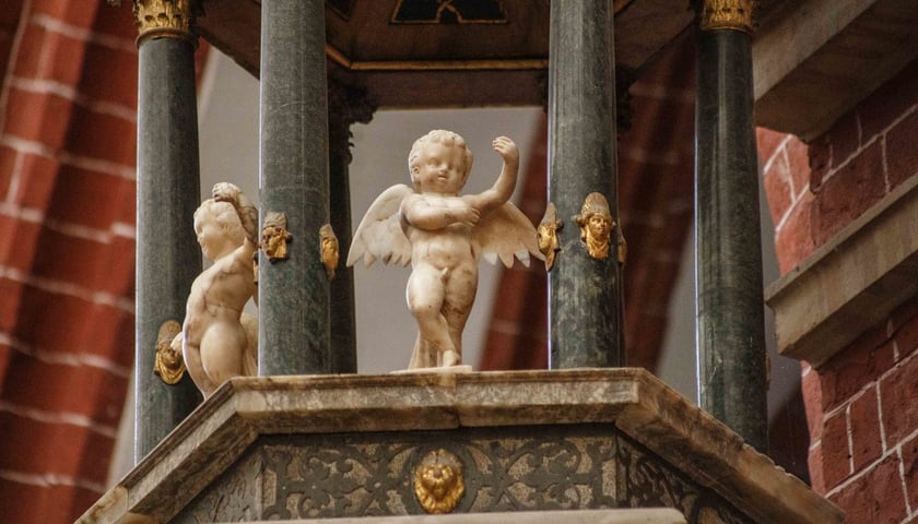Alabastrowe aniołki wróciły już na ambonę w kościele św. Marii Magdaleny