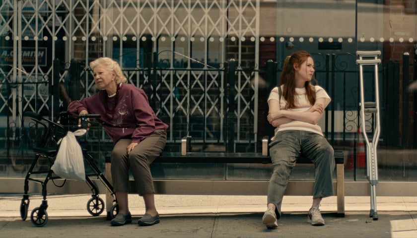 Dwie kobiety na ławce. Kadr z filmu -Lepiej późno niż wcale, reż. Lisa Steen