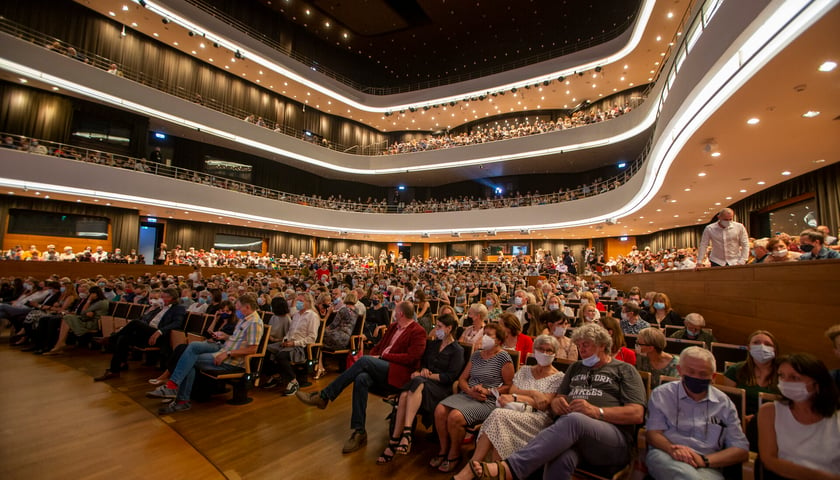 Powiększ obraz: Narodowe Forum Muzyki (NFM) we Wrocławiu, widzowie w maseczkach w czasie pandemii.