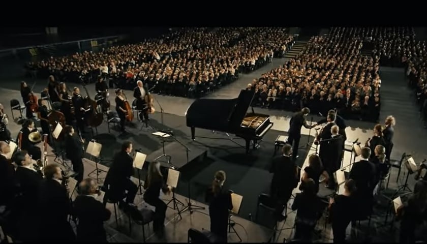 <p>Scena koncertu w Hali Stulecia w filmie &bdquo;Wygrany&rdquo;</p>