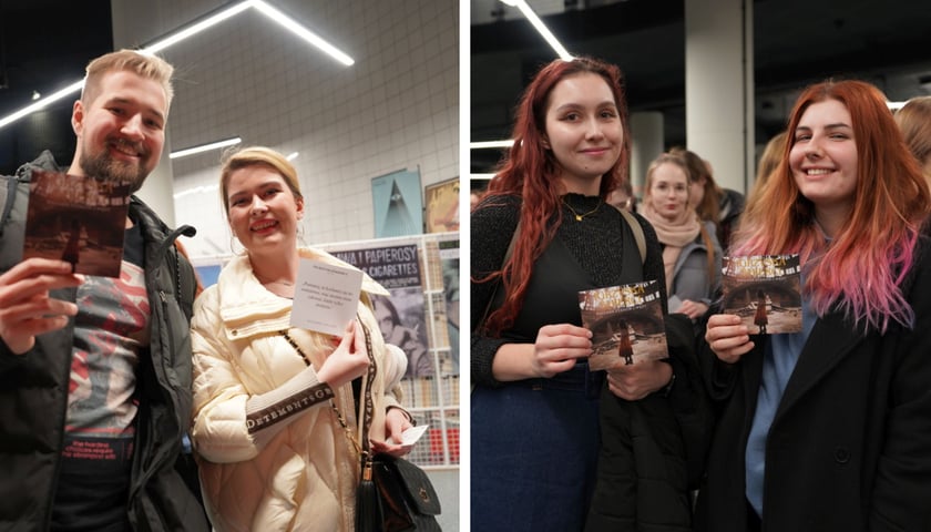Widzowie na prapremierze filmu „Igrzyska śmierci: Ballada ptaków i węży”. Z lewej uśmiechnięta kobieta i mężczyzna, z prawej dwie kobiety trzymają w rękach zdjęcie Hali Stulecia - kadr z filmu