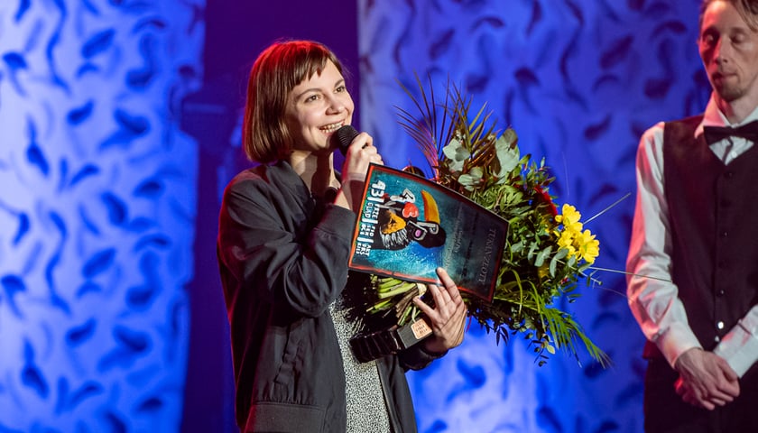 Na zdjęciu laureatka tegorocznego Konkursu Aktorskiej Interpretacji Piosenki Marina Mashtaler z mikrofonem podczas wręczenia nagród
