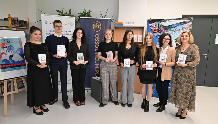 Powiększ obraz: <p>dr Mariola Kuźnicka-Mazurek, dyrektor V LO z uczniami, książki od Ossolineum</p>