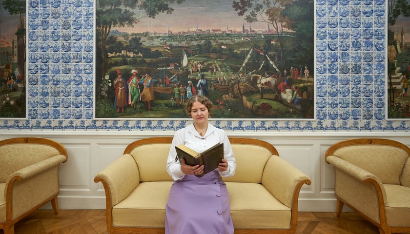 <p>Na zdjęciu Edyta Herczyńska ze Stowarzyszenia Krynolina w słynnym&nbsp;Pokoju Beyersdorf&oacute;w z około 1730 roku w Pałacu Kr&oacute;lewskim&nbsp;</p>