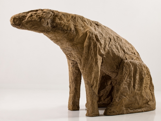 <p>Magdalena Abakanowicz, Figura z cyklu Mutanty</p>