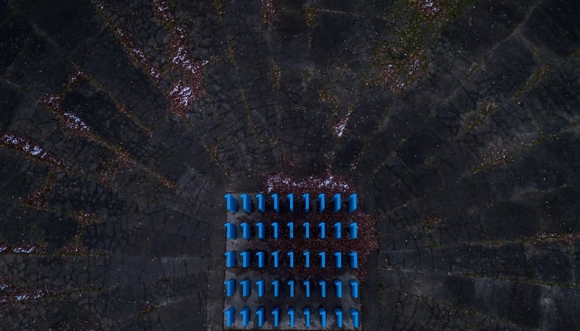 Powiększ obraz: Instalacja Barbary Kozłowskiej "Samotność" w parku Popowickim  na zdjęciu z drona