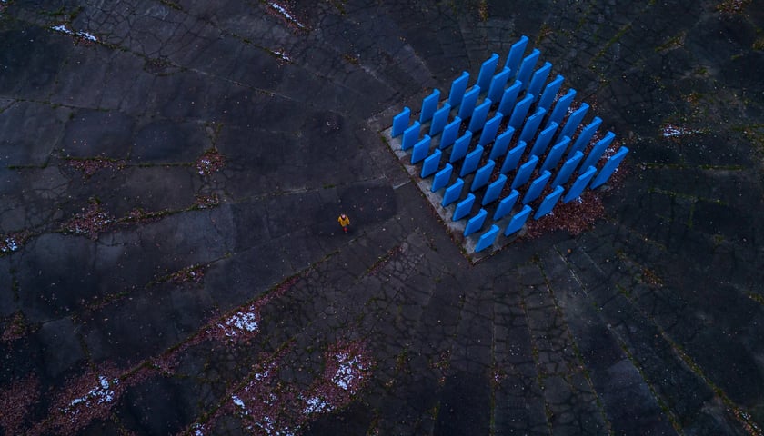 Instalacja artystyczna Barbary Kozłowskiej "Samotność" w parku Popowickim na zdjęciu z drona. Widać kwadrat uformowany z niebieskich jedynek