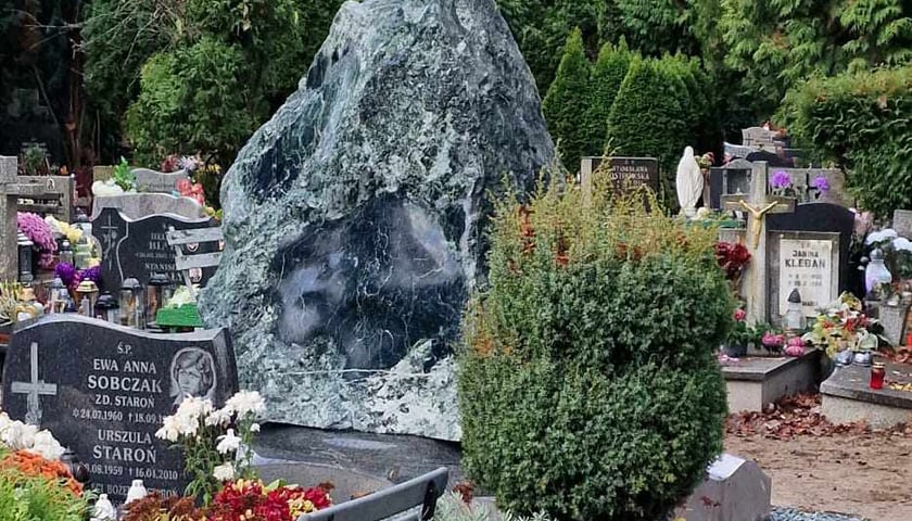 Pomnik nagrobny reżysera Sylwestra Chęcińskiego na cmentarzu Grabiszyńskim