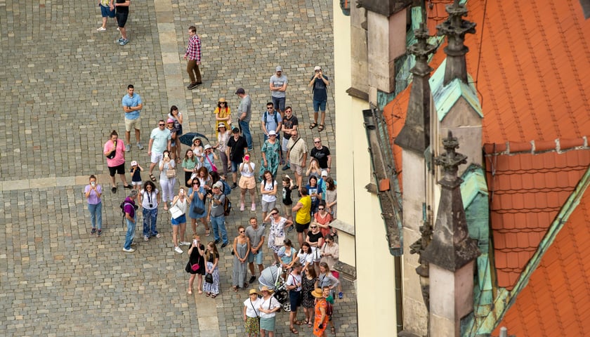 Grupa ludzi na wrocławskim Rynku, widok z drona. Zdjęcie ilustracyjne
