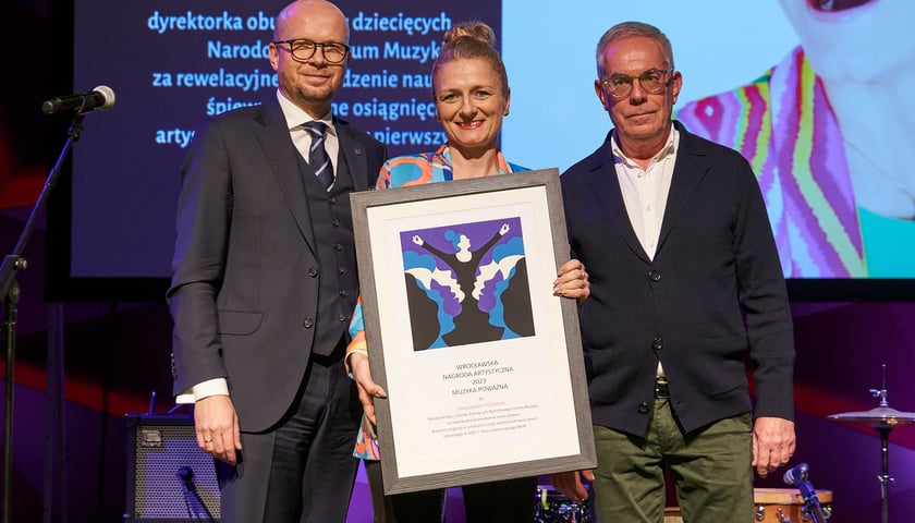 Powiększ obraz: <p>Wiceprezydent Wrocławia Jakub Mazur, Małgorzata Podzielny, laureatka w dziedzinie Muzyka poważna, Jerzy Pietraszek, dyrektor Wydziału Kultury UM</p>