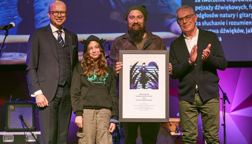 <p>Wiceprezydent Wrocławia Jakub Mazur, Michał Zygmunt, laureat w dziedzinie Muzyka rozrywkowa z c&oacute;rką, Jerzy Pietraszek, dyrektor Wydziału Kultury UM</p>