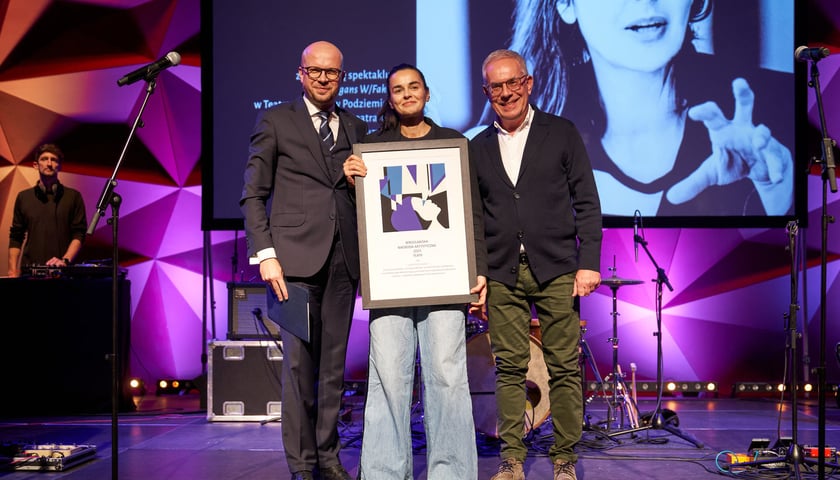 <p>Wiceprezydent Wrocławia Jakub Mazur, Katarzyna Kalwat, laureatka w dziedzinie Teatr, Jerzy Pietraszek, dyrektor Wydziału Kultury UM</p>